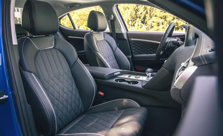 Интерьер Genesis G70 2.0T 2018 года  (NA) (фото 26 из 44)